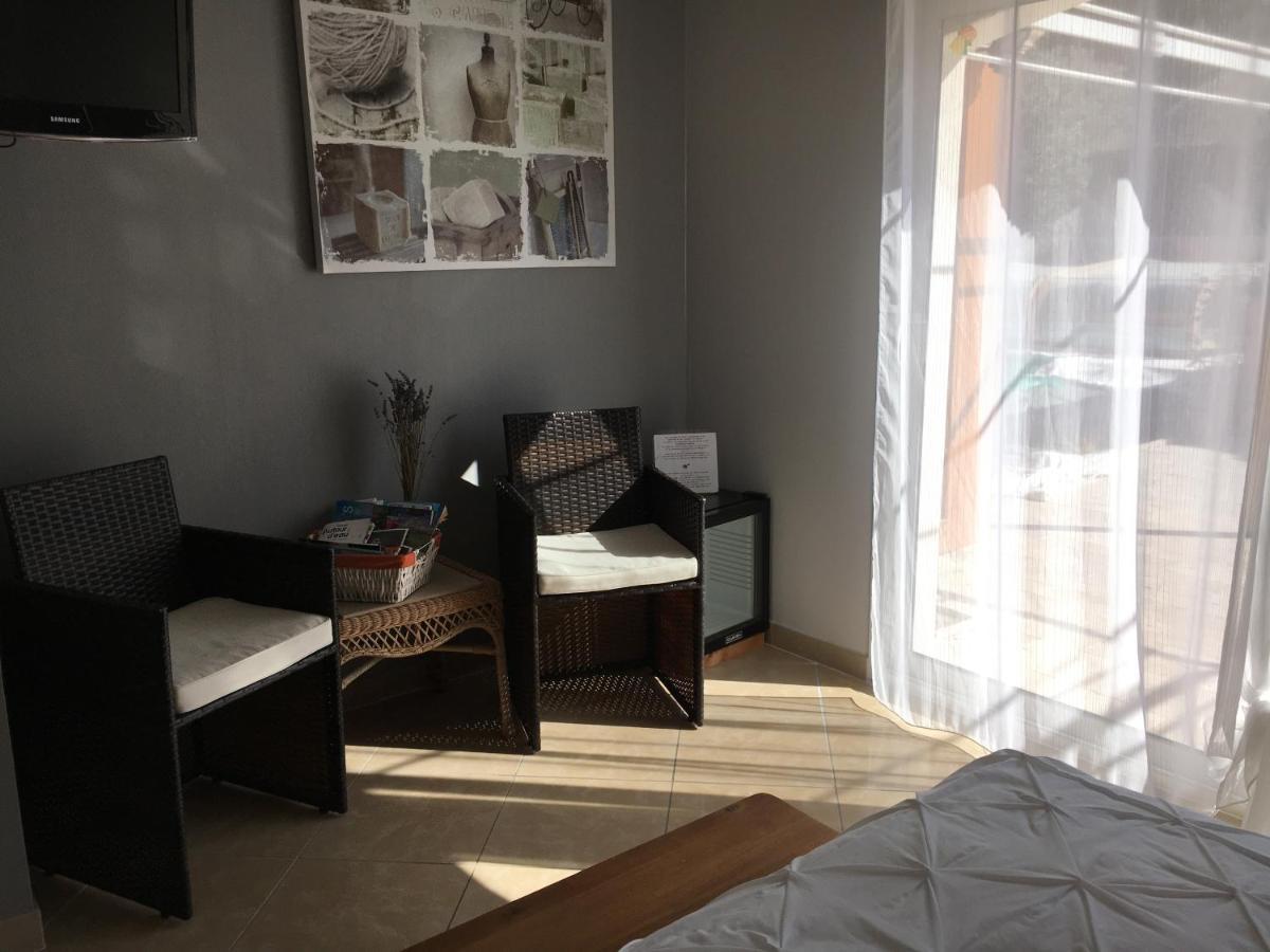 Les Lavandes Bed and Breakfast Alleins Esterno foto